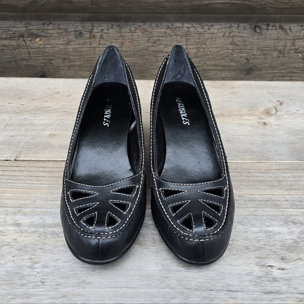 AEROSOLES Dolly Classic Minimalist Leather Cutout Details Comfort Heels 7M - Picture 9 of 15